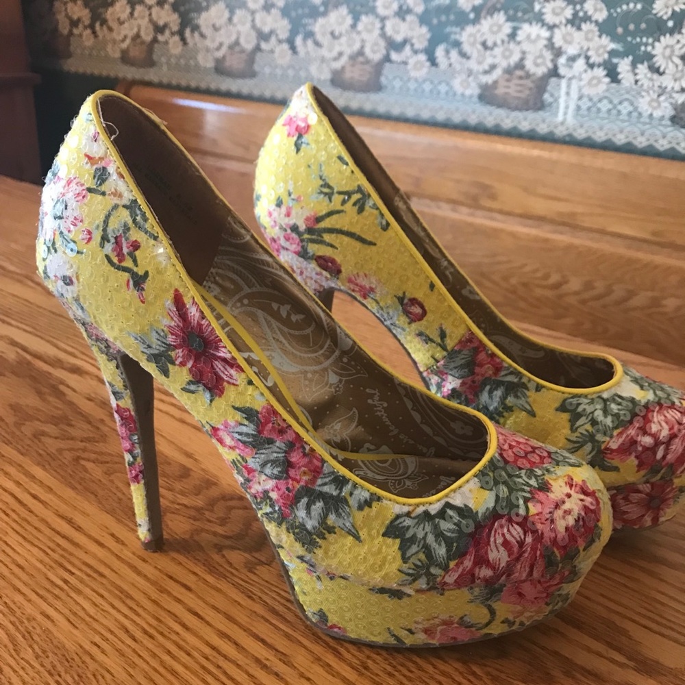 Dollhouse yellow sequence platform heels